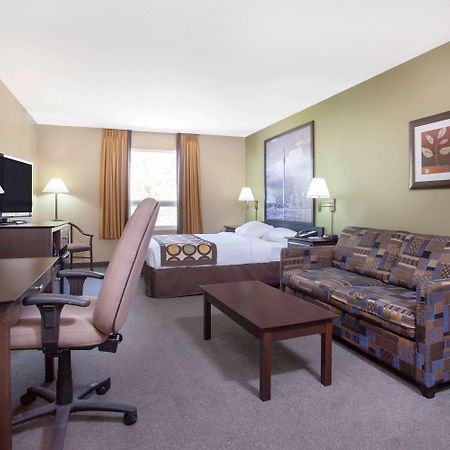Super 8 by Wyndham Midland Hotel Bagian luar foto