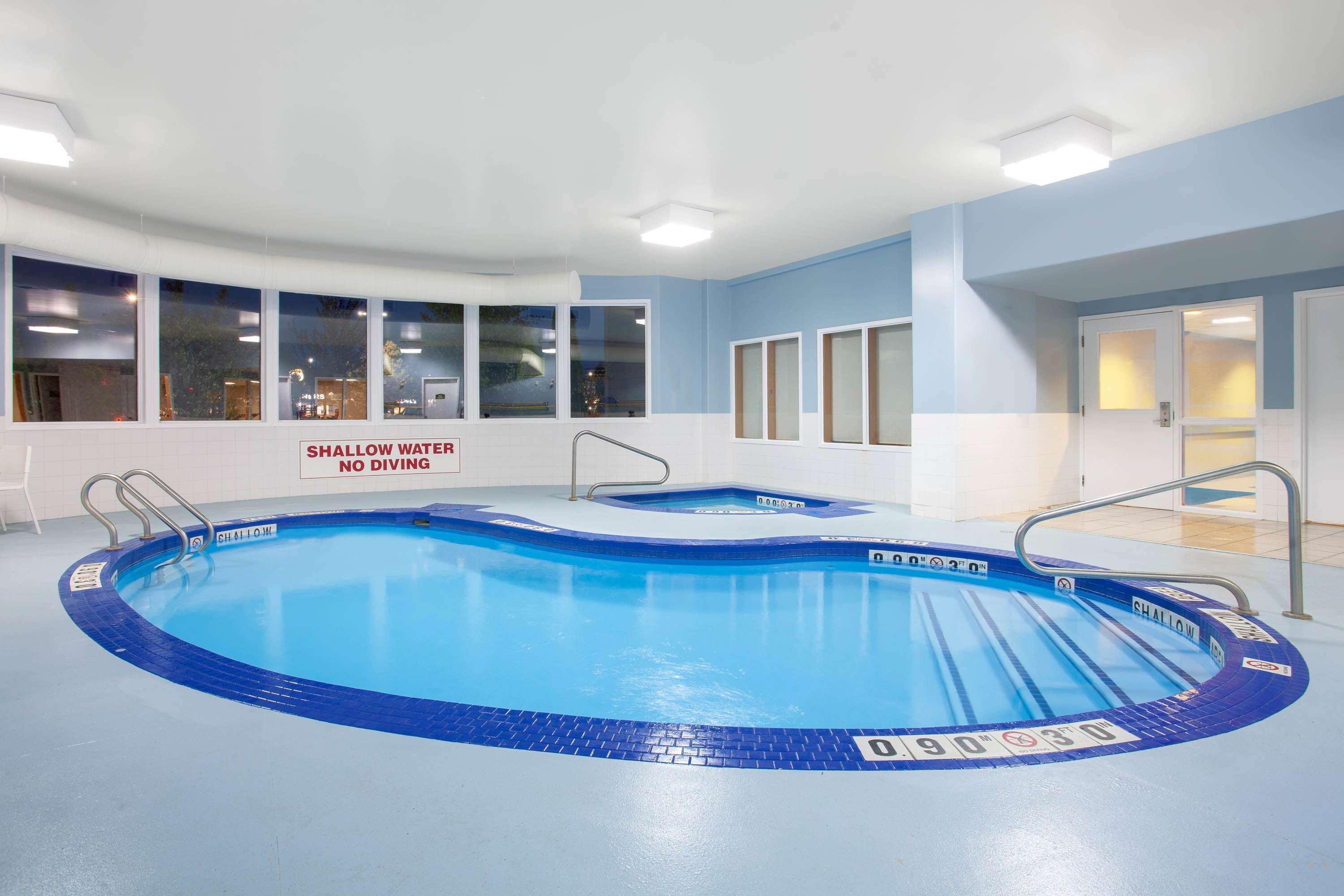 Super 8 by Wyndham Midland Hotel Bagian luar foto