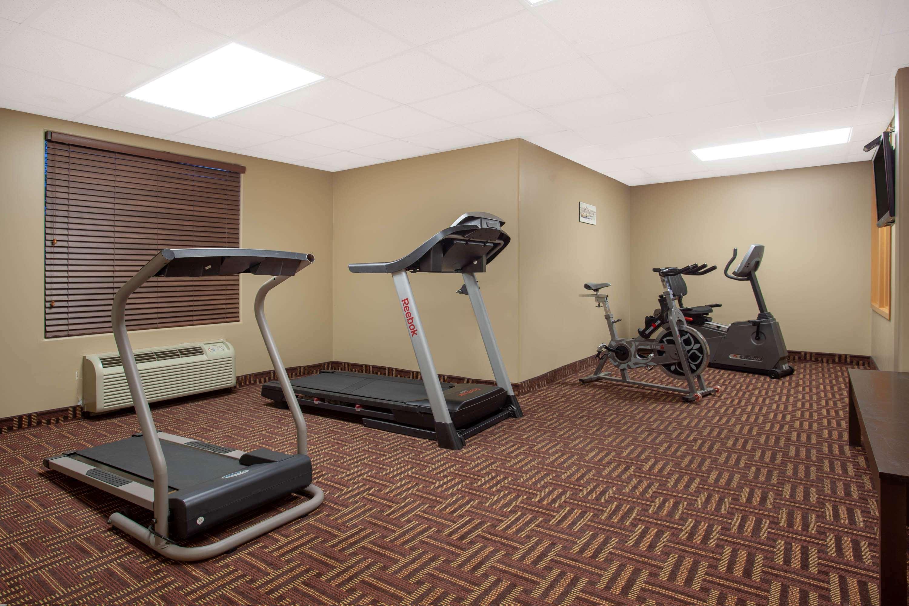 Super 8 by Wyndham Midland Hotel Bagian luar foto