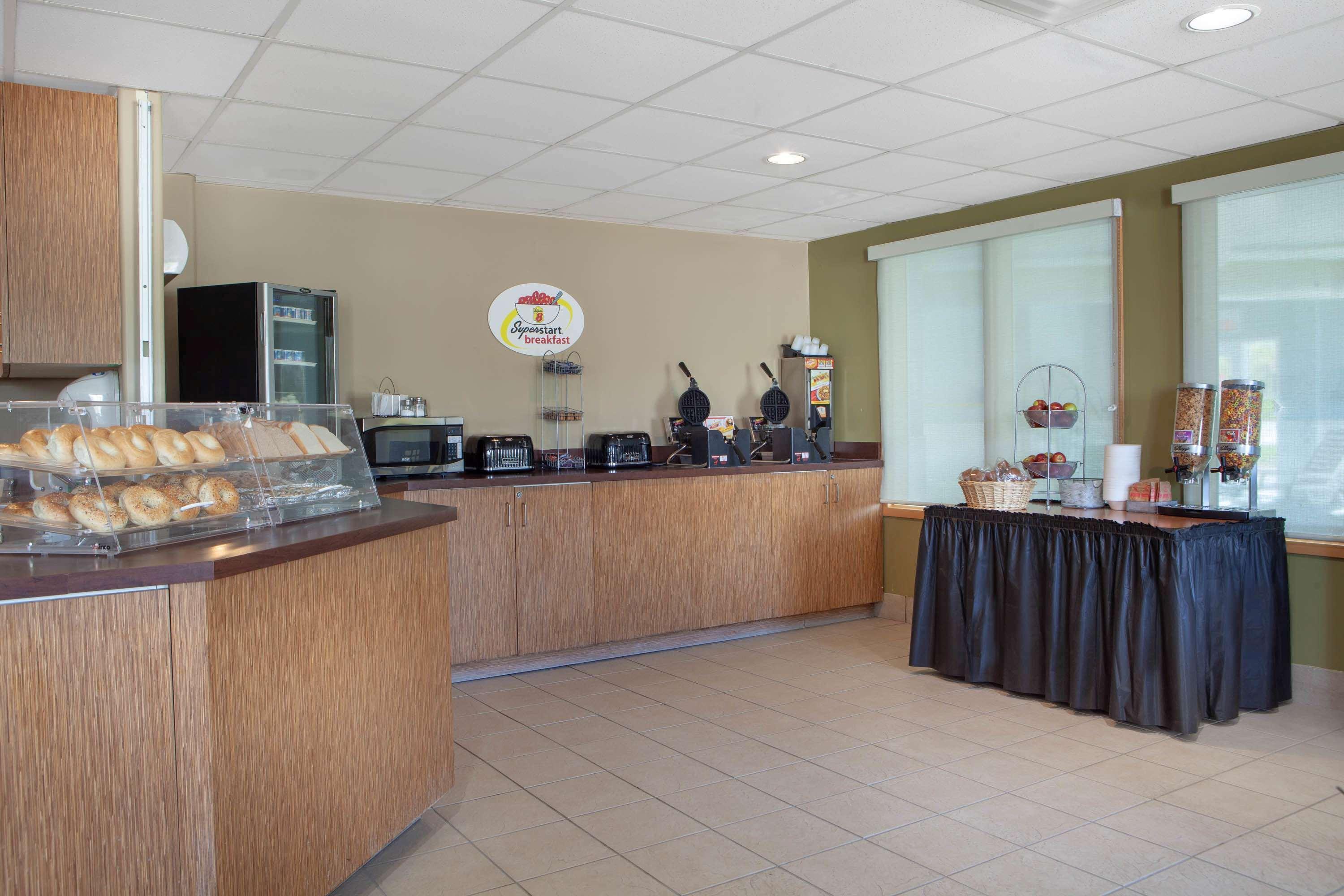 Super 8 by Wyndham Midland Hotel Bagian luar foto