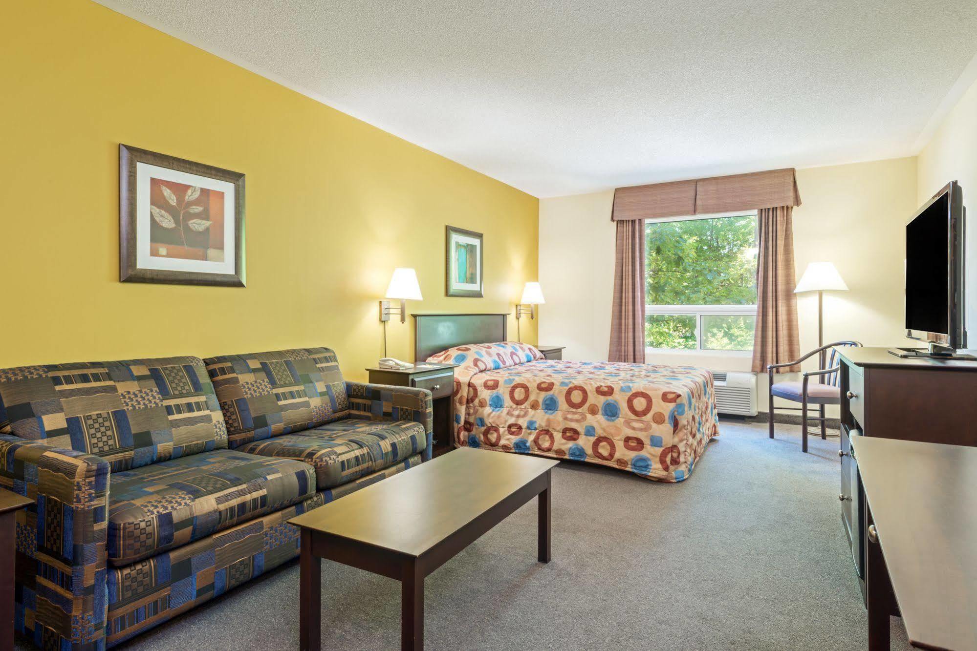 Super 8 by Wyndham Midland Hotel Bagian luar foto