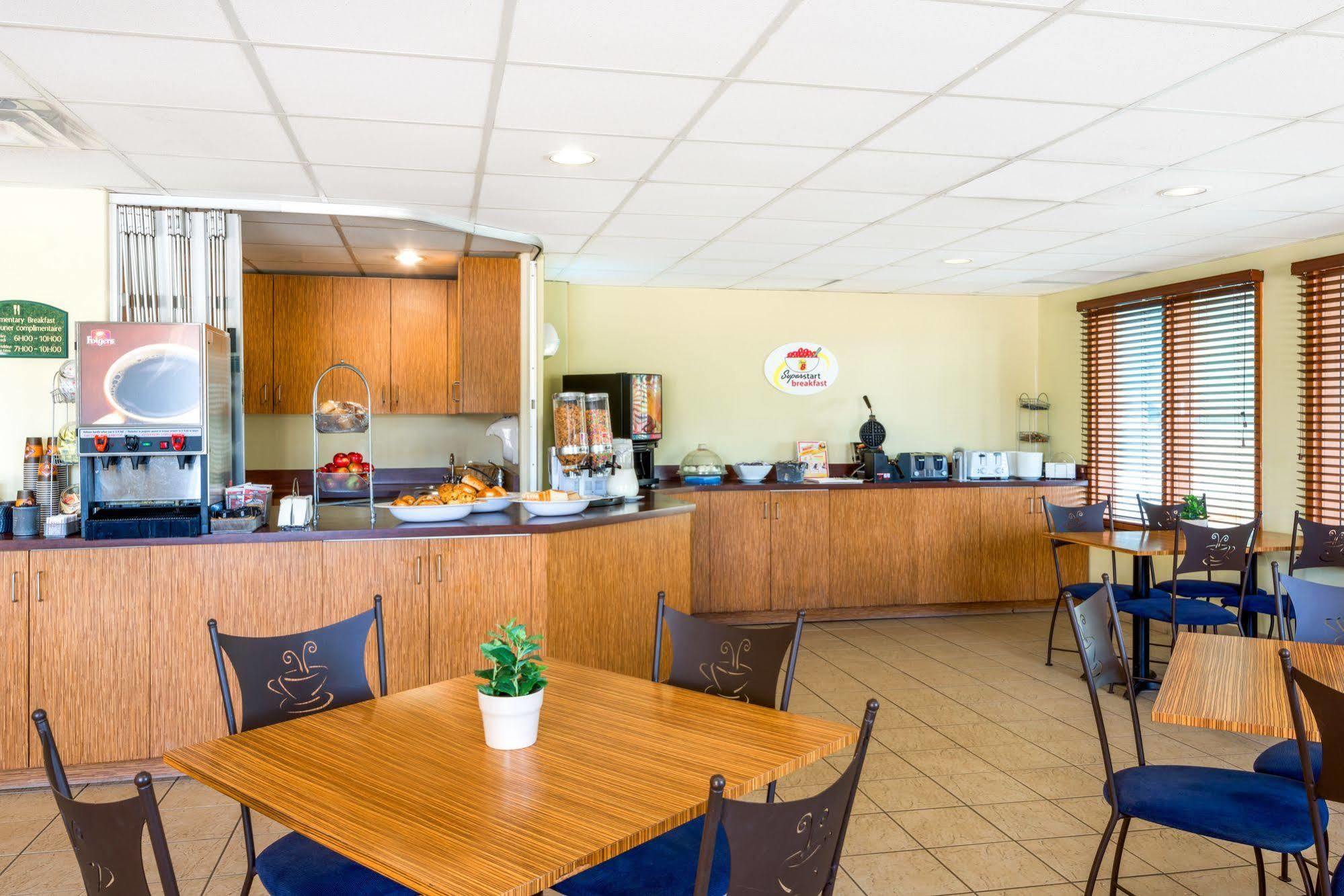 Super 8 by Wyndham Midland Hotel Bagian luar foto