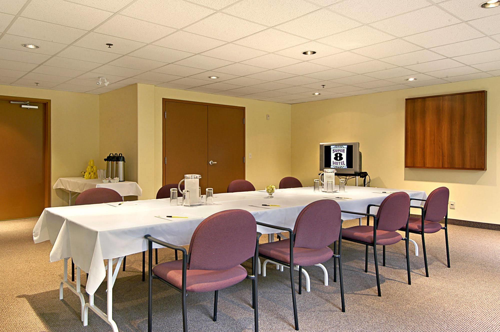 Super 8 by Wyndham Midland Hotel Bagian luar foto