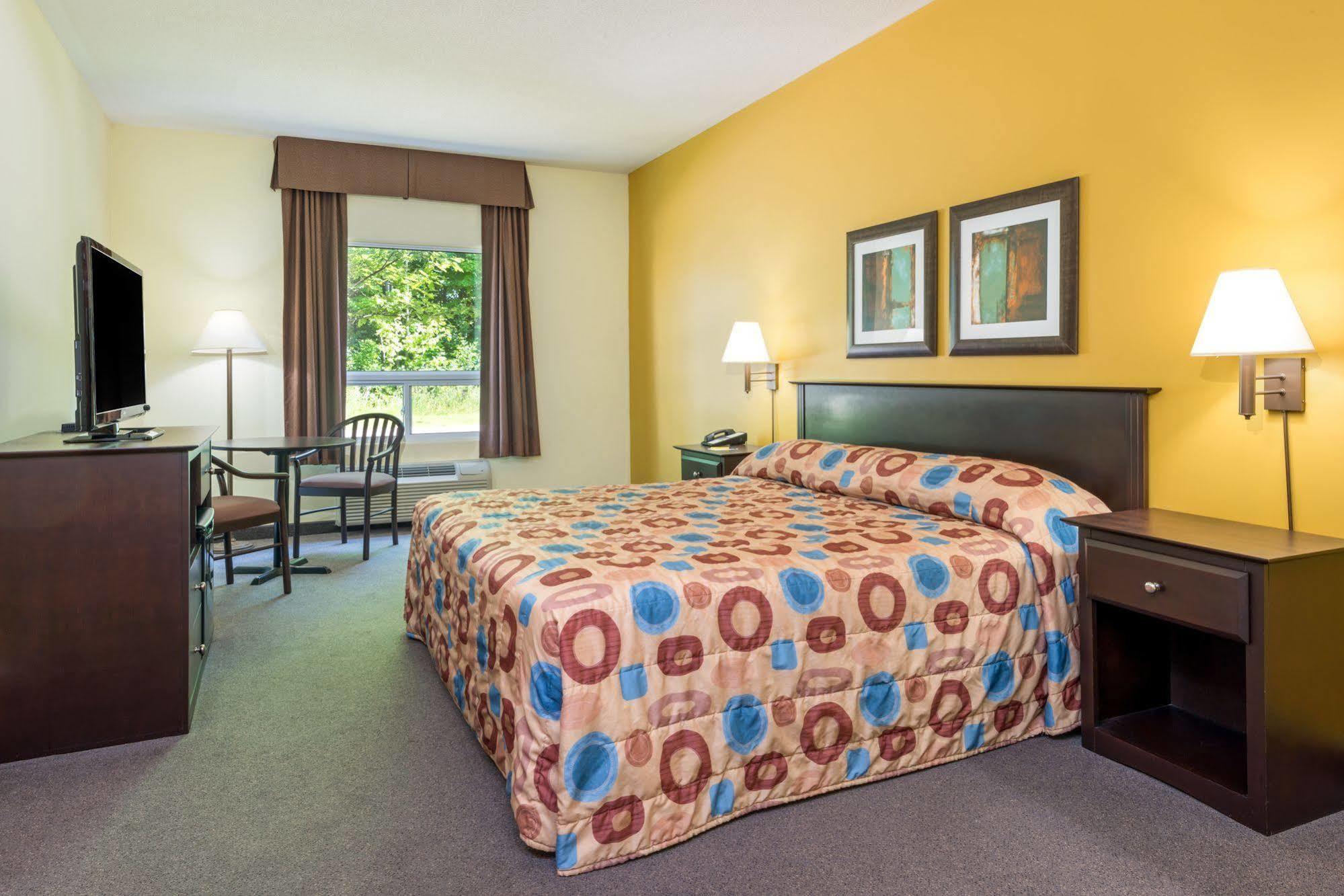 Super 8 by Wyndham Midland Hotel Bagian luar foto