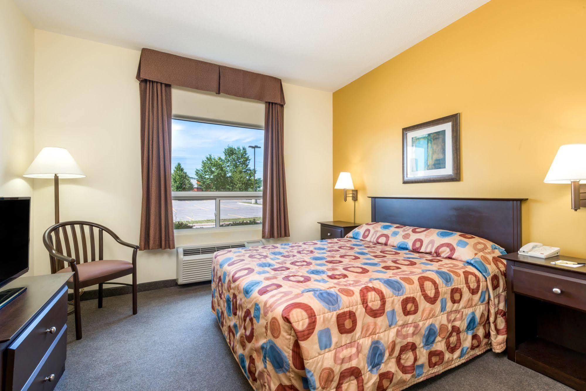 Super 8 by Wyndham Midland Hotel Bagian luar foto