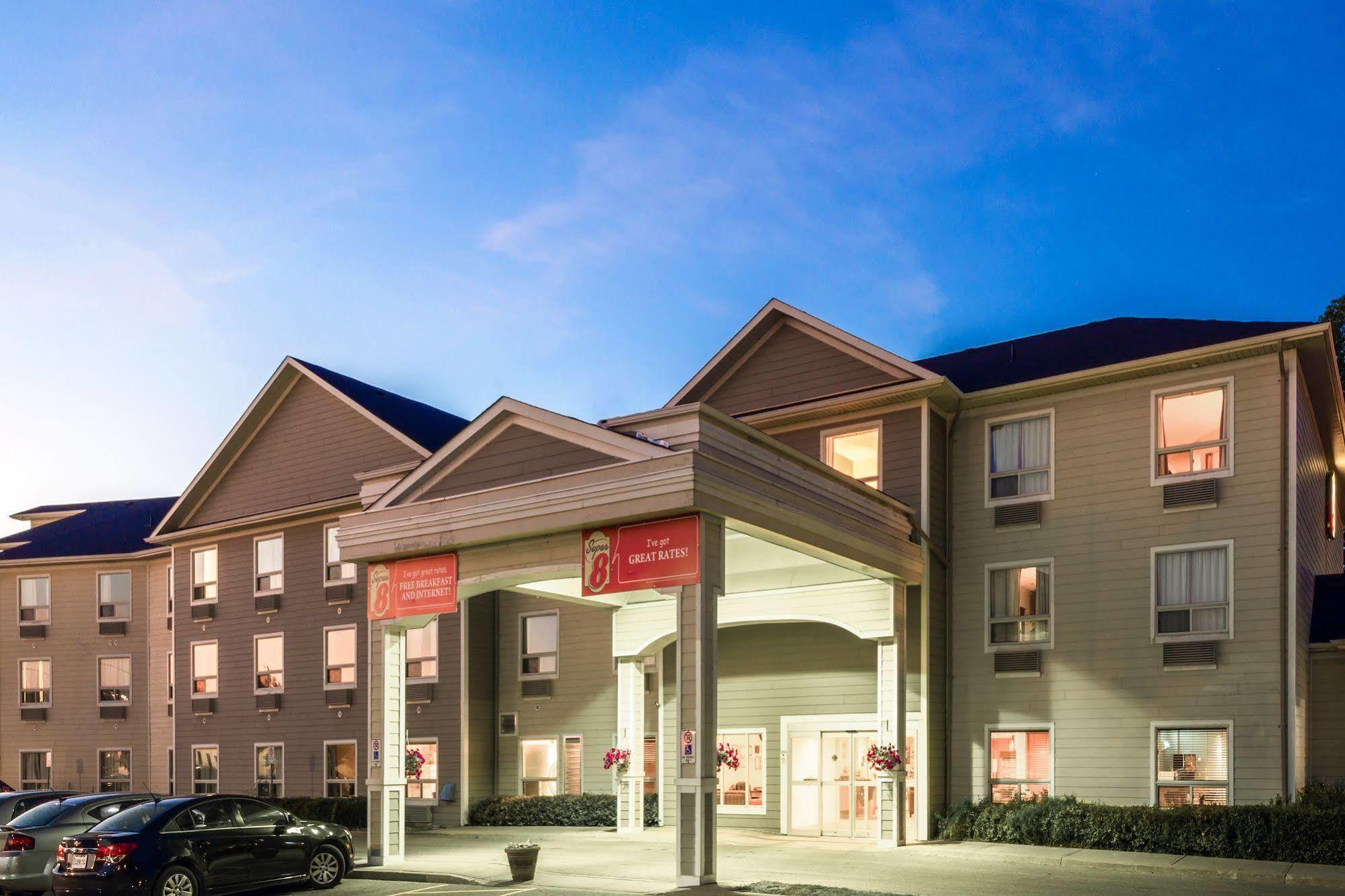 Super 8 by Wyndham Midland Hotel Bagian luar foto