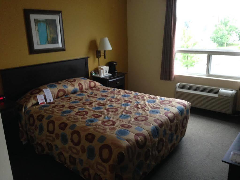 Super 8 by Wyndham Midland Hotel Bagian luar foto