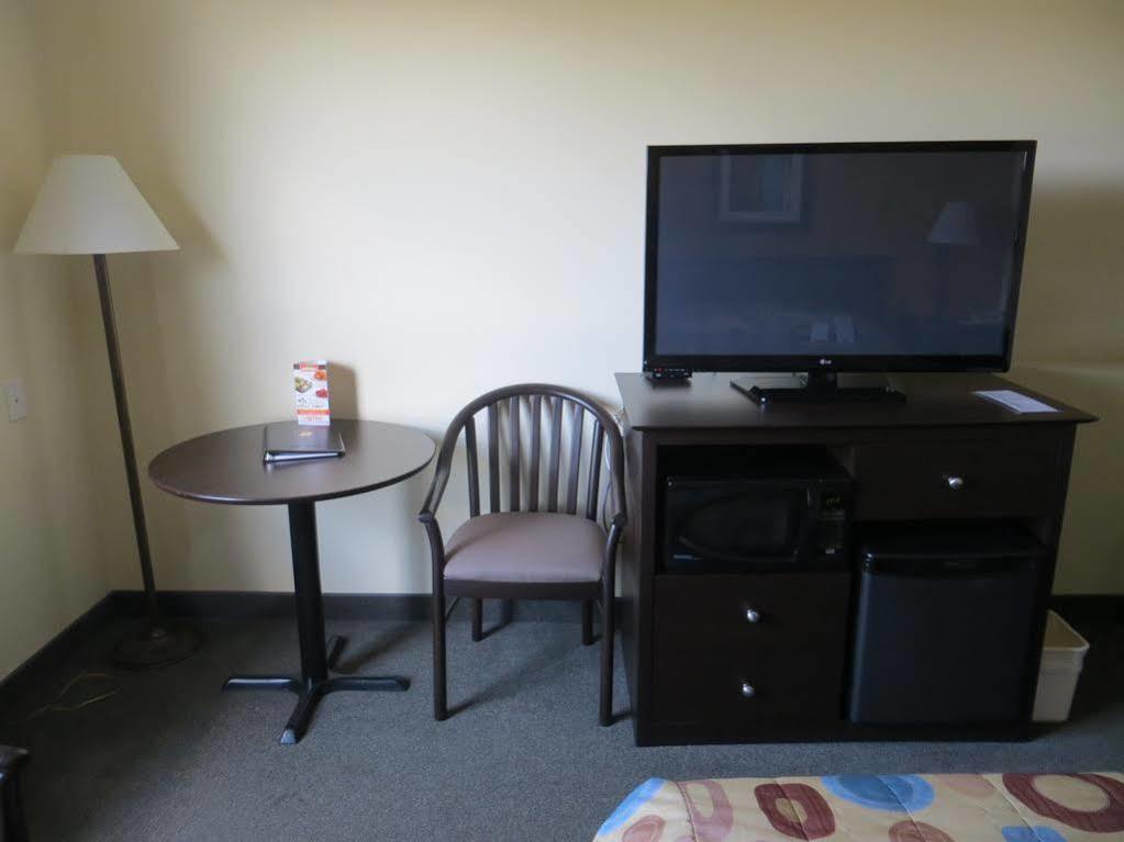 Super 8 by Wyndham Midland Hotel Bagian luar foto