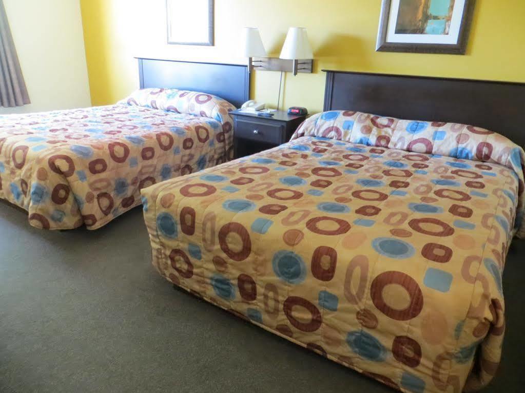 Super 8 by Wyndham Midland Hotel Bagian luar foto