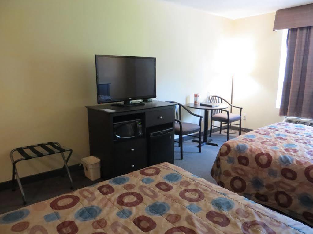 Super 8 by Wyndham Midland Hotel Bagian luar foto