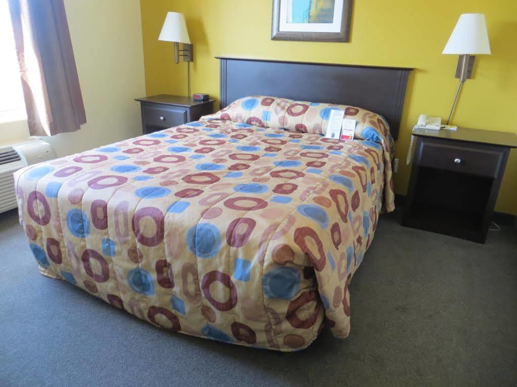 Super 8 by Wyndham Midland Hotel Bagian luar foto