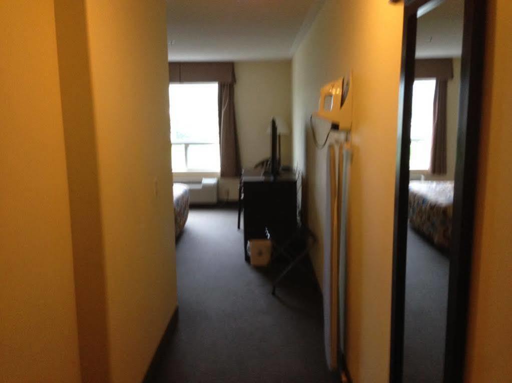 Super 8 by Wyndham Midland Hotel Bagian luar foto