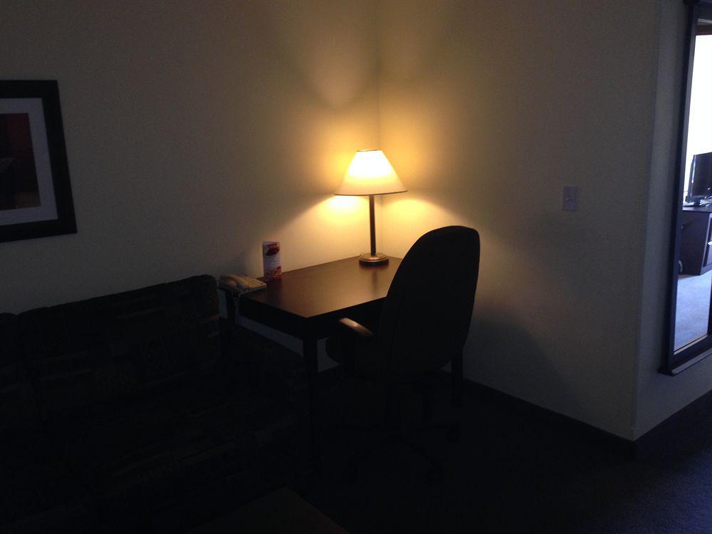 Super 8 by Wyndham Midland Hotel Bagian luar foto